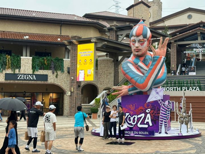 [부산=뉴시스] 신세계사이먼 부산 프리미엄 아울렛은 오는 31일까지 세계적인 공연 태양의서커스 쿠자(KOOZA)와 손잡고 단독 오프라인 행사를 펼친다고 11일 밝혔다. (사진=신세계사이먼 제공) 2025.08.11. photo@newsis.com *재판매 및 DB 금지