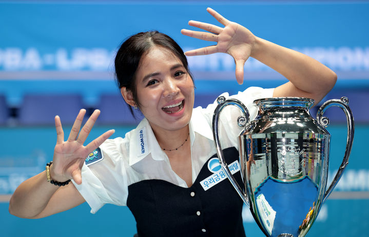 [서울=뉴시스] 스롱 피아비는 10일 경기 고양 킨텍스 PBA 스타디움에서 열린 프로당구 2025-26시즌 3차투어 '올바른 생활카드 NH농협카드 PBA-LPBA 채리티 챔피언십' LPBA 결승전에서 우승컵을 거머쥐었다.(사진=PBA 제공) *재판매 및 DB 금지