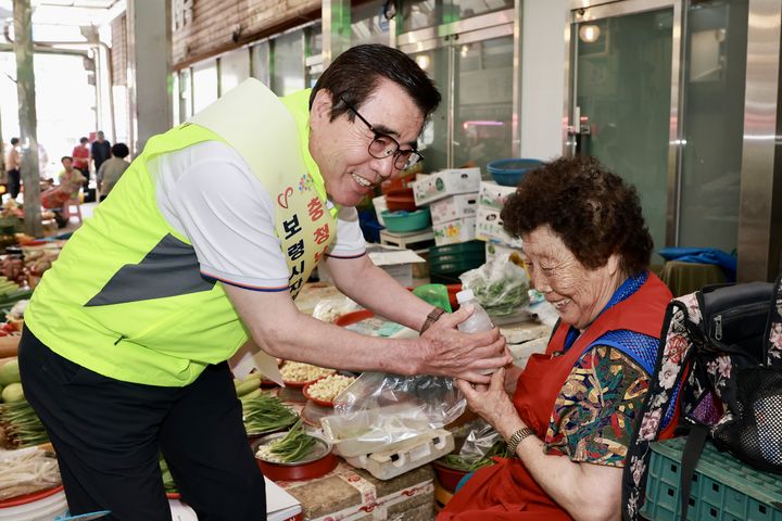 [보령=뉴시스] 전통시장을 찾아 상인에게 얼음물을 나눠주는 김동일 보령시장. (사진=보령시 제공) 2025.08.11. photo@newsis.com *재판매 및 DB 금지