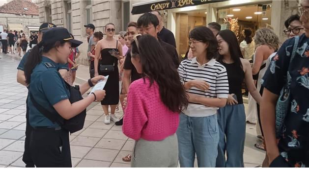 크로아티아에 파견된 경찰이 한국인 관광객 대상 안전여행 홍보 활동을 하고 있다. (제공=경찰청) *재판매 및 DB 금지