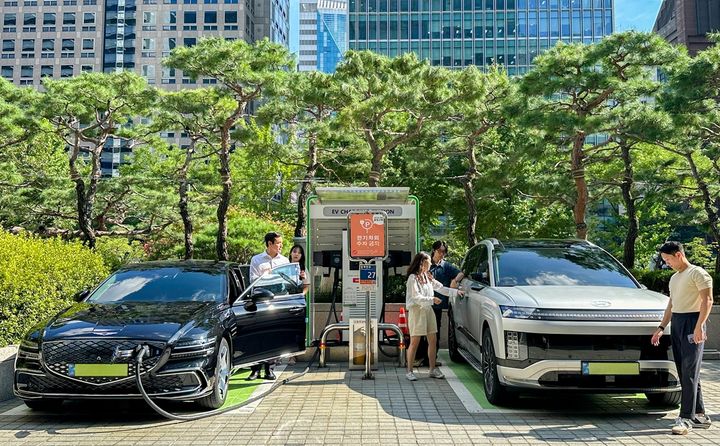 [서울=뉴시스] SK이노베이션 계열 직원들이 서울 종로구 SK서린빌딩에서 충전중인 현대자동차 대표 전기차 모델 아이오닉9과 eG80(전기화 모델)을 체험하고 있다. (사진=SK이노베이션 제공) 2025.8.11. photo@newsis.com *재판매 및 DB 금지