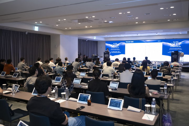 [서울=뉴시스] 지난 9일부터 2일간 서울 안다즈호텔에서 열린 딥 심포지엄에서 강연이 진행되고 있다. (사진=대웅제약 제공) 2025.08.11. photo@newsis.com *재판매 및 DB 금지