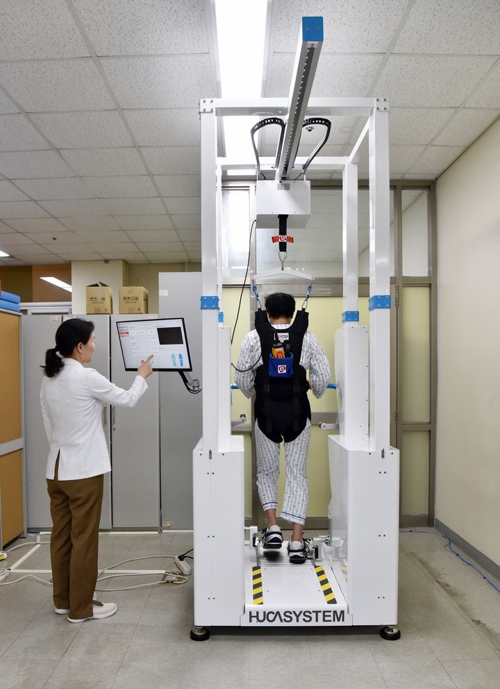 [화순=뉴시스] 변재훈 기자 = 화순전남대학교병원은 최근 첨단 보행재활 로봇 '휴카고(HUCA-Go)'를 도입해 본격 운영에 나선다고 11일 밝혔다.(사진=화순전남대병원 제공) 2025.08.11. photo@newsis.com *재판매 및 DB 금지