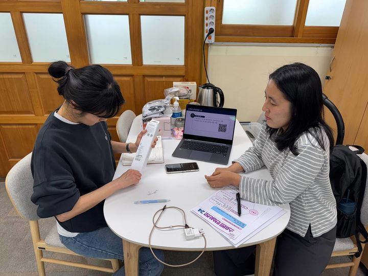 [옥천=뉴시스] 옥천군보건소 고위험 임신부 상담활동. (사진=옥천군보건소 제공) 2025.08.11. photo@newsis.com *재판매 및 DB 금지