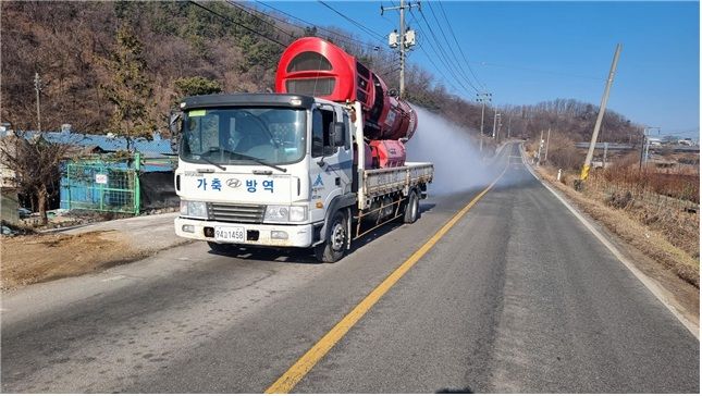 [세종=뉴시스] 지난 2월25일 가금 밀집사육단지인 세종시 부강면 충광농원을 소독하는 방역차량. (사진=세종시 제공) 2025.08.11. photo@newsis.com *재판매 및 DB 금지