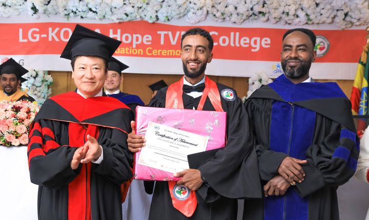 [서울=뉴시스]LG전자는 에티오피아 수도 아디스아바바에 있는 'LG-KOICA 희망직업훈련학교'의 제9회 졸업식을 개최했다고 11일 밝혔다. (사진=LG전자 제공) photo@newsis.com *재판매 및 DB 금지