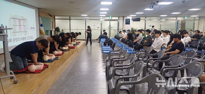 [용인=뉴시스] 겨기 용인시 기흥구가 민방위 보충교육에서 심폐소생술을 진행하고 있다. (사진=용인시 기흥구 제공) 2025.08.11.photo@newsis.com
