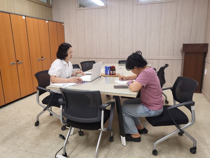 [산청=뉴시스] 산청군 자활참여자 대상 금융상담 (사진=산청군 제공) 2025. 08. 11. photo@newsis.com *재판매 및 DB 금지