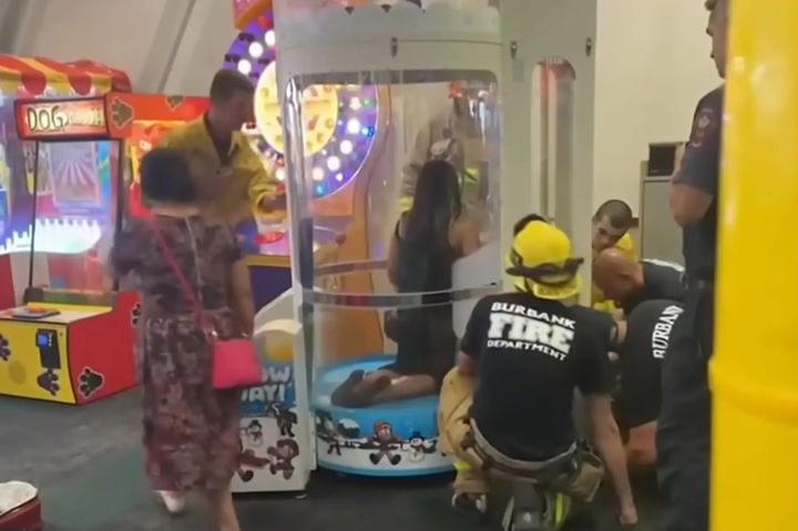 [뉴시스] 캘리포니아 버뱅크의 어린이용 게임 기계 안에서 한 여성이 구조되었다. 2025.08.10. (사진=뉴욕포스트) 