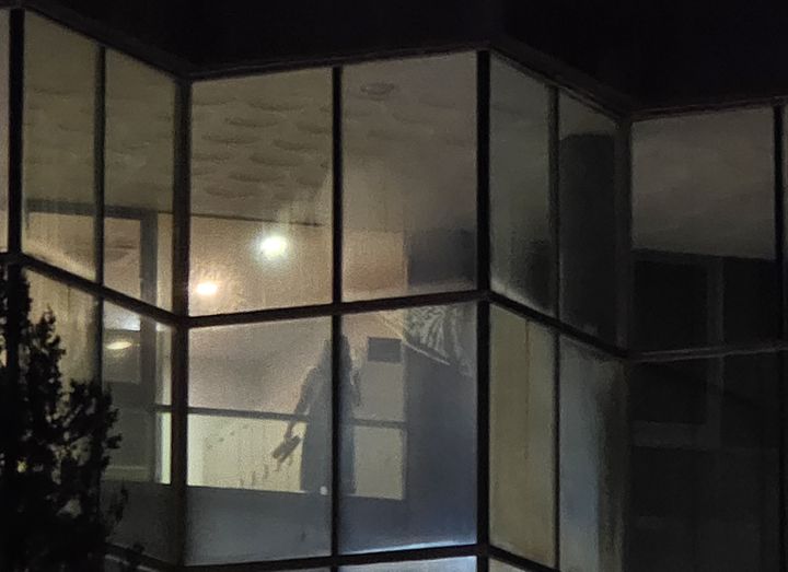 [뉴시스] 외부 잔디광장에서 바라본 내부 여성 탈의실. (사진=온라인 커뮤니티 갈무리) *재판매 및 DB 금지