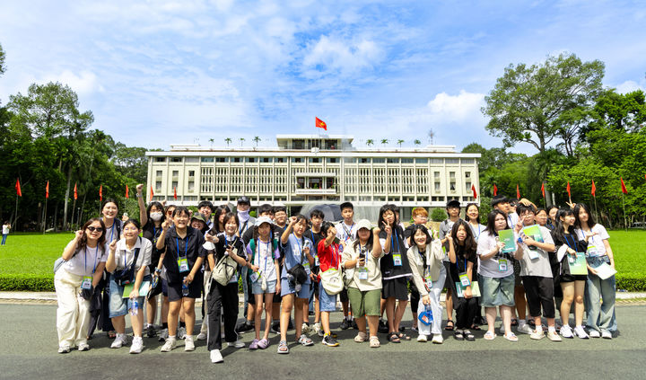 [서울=뉴시스] 우미드림파인더에 참가한 아동과 청소년들이 베트남 호찌민에 위치한 통일궁 앞에서 기념사진을 찍고 있다. (사진=우미건설 제공) 2025.08.11. photo@newsis.com *재판매 및 DB 금지