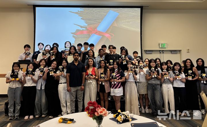 [창원=뉴시스](재)경상남도장학회 도내 대학생 해외연수단이 8일 미국 메릴랜드주 타우슨대학교에서 4주간의 어학연수 및 문화 체험 활동을 마친 후 기념촬영하고 있다.(사진=경남도 제공) 2025.08.11. photo@newsis.com