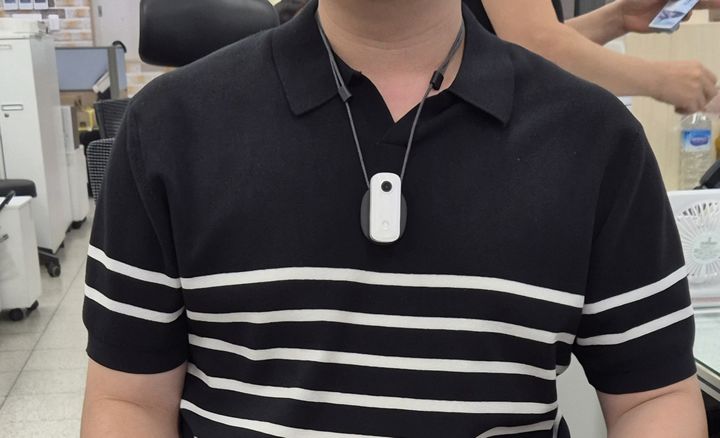  [의성=뉴시스] 의성군 민원담당 직원 목에 휴대용 보호장비(바디캠)가 걸려 있다. (사진=의성군 제공) 2025.08.11. photo@newsis.com *재판매 및 DB 금지