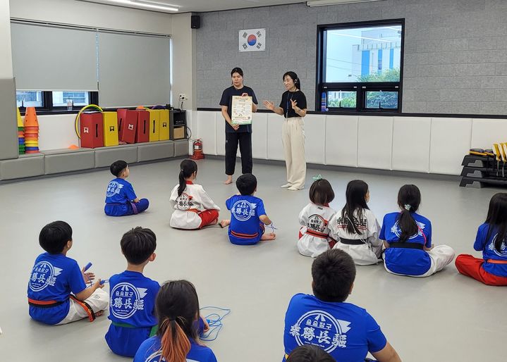 [창녕=뉴시스] 창녕읍 소재 학원가에서 찾아가는 아동학대예방 교육 및 홍보를 하고 있다. (사진= 창녕군 제공) 2025.08.11. photo@newsis.com *재판매 및 DB 금지