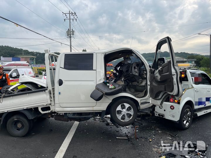 [충주=뉴시스] 11일 오전 7시12분께 충북 충주시 금가면의 한 도로에서 승용차 1대가 중앙선을 넘어 다른 차량 2대와 잇따라 충돌해 1명이 숨지고 6명이 다쳤다. (사진= 충북소방본부 제공) 2025.08.11. photo@newsis.com *재판매 및 DB 금지