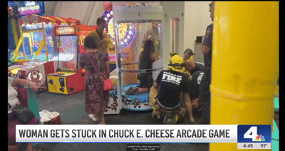 [뉴시스] 캘리포니아 버뱅크의 어린이용 게임 기계 안에서 한 여성이 구조되었다. 2025.08.10. (사진=뉴욕포스트)&nbsp; *재판매 및 DB 금지