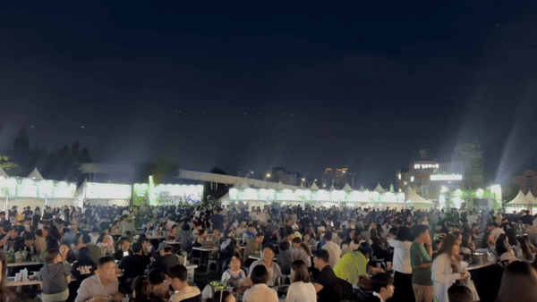 [전주=뉴시스] 김민성 기자 = 8일 오후 9시 30분께 전주가맥축제 현장 모습. 6000석 좌석이 꽉 차 있다. 2025.08.08. kms@newsis.com. *재판매 및 DB 금지