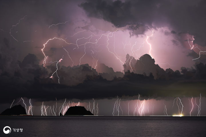 [제주=뉴시스] 기상·기후 사진 공모전 은상 수상작 '마른 하늘의 날벼락'(유진희). photo@newsis.com *재판매 및 DB 금지