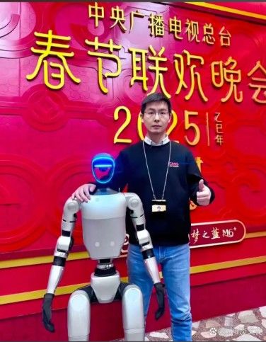 [서울=뉴시스] 올해 1월 중국 춘제(설날) 중앙(CC)TV 행사에서 로봇 군무가 등장했다. 유니트리의 왕싱싱 최고경영자(CEO)가 휴머노이드 로봇과 함께 행사에 참석해 기념 촬영했다. (출처: 바이두) 2025.08.11. *재판매 및 DB 금지
