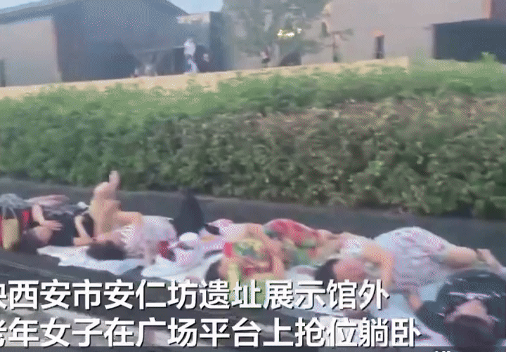 [뉴시스] 중장년 여성들이 계단 위에 담요를 깔고 누워 ‘야외 찜질방’처럼 사용해 많은 이들의 눈살을 찌푸리게 했다. (영상=베이징뉴스) *재판매 및 DB 금지