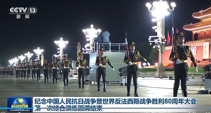 [서울=뉴시스]중국이 다음 달 3일 열리는 ‘항일전쟁 및 세계 반파시스트 전쟁 승리 80주년’ 기념 열병식을 앞두고 지난 9일 저녁부터 10일 새벽까지 수도 베이징 톈안먼 광장에서 첫 예행연습을 실시했다. 예행연습이 진행 중인 모습. <사진출처: 중국중앙 TV> 2025.08.11