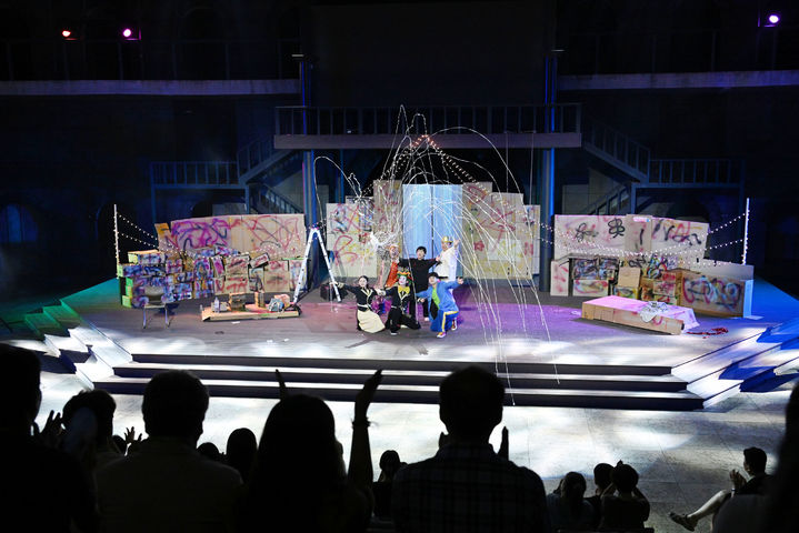 [밀양=뉴시스] 밀양아리나 성벽극장에서 열린 극단 마루의 천국으로 배달해드립니다 공연. (사진=밀양시 제공) 2025.08.11. photo@newsis.com *재판매 및 DB 금지