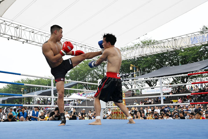 [밀양=뉴시스] 삼문동 밀양강변 특설링에서 '밀양 수퍼 페스티벌' 수퍼 파이트 킥복싱 대회가 진행되고 있다. (사진=밀양시 제공) 2025.08.11. photo@newsis.com *재판매 및 DB 금지
