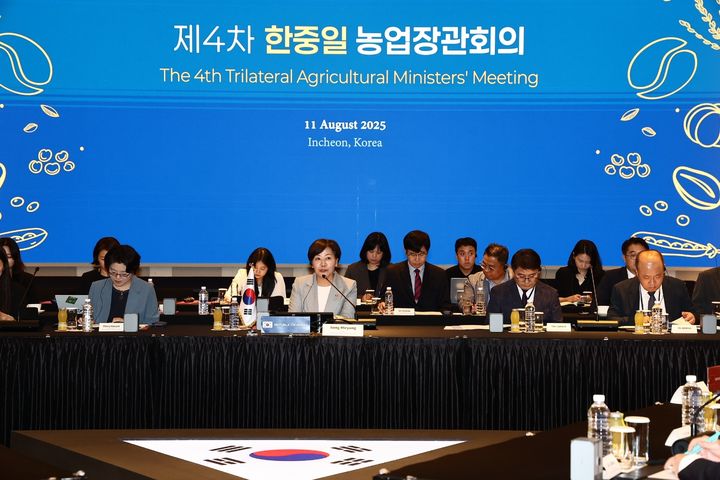 [영종도=뉴시스] 농림축산식품부는 송미령 장관이 11일 인천 파라다이스 호텔에서 고이즈미 신지로 일본 농림수산성 대신, 한쥔 중국 농업농촌부 부장과 함께 '제4차 한일중 농업장관회의'를 개최하고 공동선언문을 채택했다고 밝혔다. (사진=농식품부 제공) 2025.08.11. photo@newsis.com *재판매 및 DB 금지