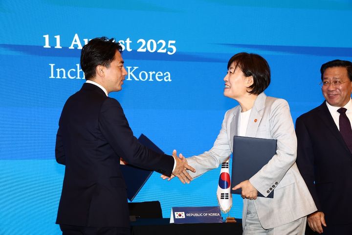 [영종도=뉴시스] 농림축산식품부는 송미령 장관이 11일 인천 파라다이스 호텔에서 고이즈미 신지로 일본 농림수산성 대신, 한쥔 중국 농업농촌부 부장과 함께 '제4차 한일중 농업장관회의'를 개최하고 공동선언문을 채택했다고 밝혔다. (사진=농식품부 제공) 2025.08.11. photo@newsis.com *재판매 및 DB 금지