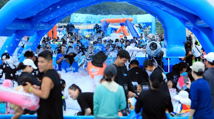 [인제=뉴스시] 11일 인제군(군수 최상기)은 여름축제 ‘여름愛 인제愛 빠지다’가 지난 10일 누적방문객 8만2000명이 방문한 가운데 16일간의 일정을 마치고 성황리에 막을 내렸다 고 밝혔다. 인제군 제공. *재판매 및 DB 금지