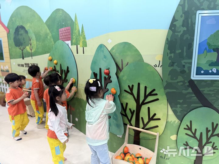 [전주=뉴시스]윤난슬 기자 = 전북 전주한옥마을 인근 전주천변에 위치한 전주자연생태관이 최신 전시기법과 체험형 프로그램을 앞세워 생태교육과 관광이 결합한 복합문화공간으로 자리매김하고 있다. (사진=전주시 제공) photo@newsis.com 