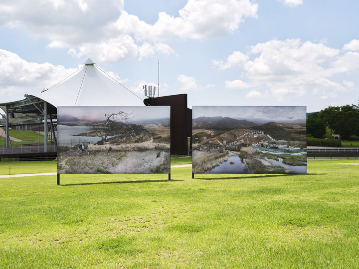 통일촌 마을 수매창고에 걸린 원성원, 〈황금털을 가진 멧돼지〉, 2010. C-프린트, 150×520cm, © , 원성원 작가 및 아라리오 갤러리 제공 *재판매 및 DB 금지