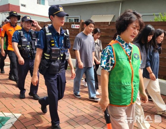 [포항=뉴시스] 송종욱 기자 = 경북 포항시가 태풍이 잦은 시기(8월 말~9월)를 맞아 11일 29개 읍면동 전 지역에서 하천 붕괴·도시 침수 상황을 가정해 주민 대피 훈련을 했다. 사진은 경찰과 안전·자생 단체 회원이 주민들을 대피시키는 모습. (사진=포항시 제공) 2025.08.11. photo@newsis.com