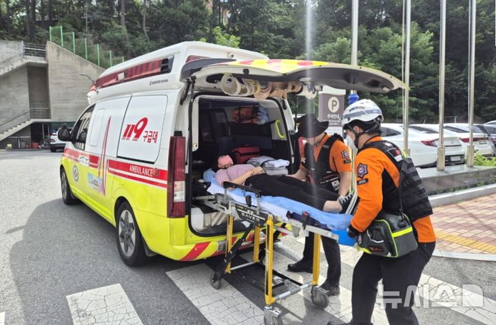 [포항=뉴시스] 송종욱 기자 = 경북 포항시가 태풍이 잦은 시기(8월 말~9월)를 맞아 11일 29개 읍면동 전 지역에서 하천 붕괴·도시 침수 상황을 가정해 주민 대피 훈련을 했다. 사진은 119 소방대원들이 환자를 안전한 곳으로 이동하기 위해 차량에 태우는 모습. (사진=포항시 제공) 2025.08.11. photo@newsis.com