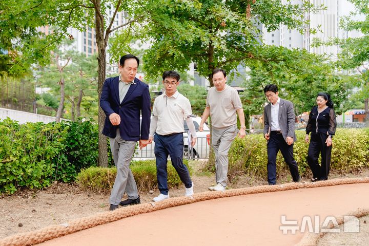 [오산=뉴시스] 이권재 시장이 부산동 맨발황톳길을 둘러보고 있다.(사진=오산시 제공) 2025.08.11.photo@newsis.com 