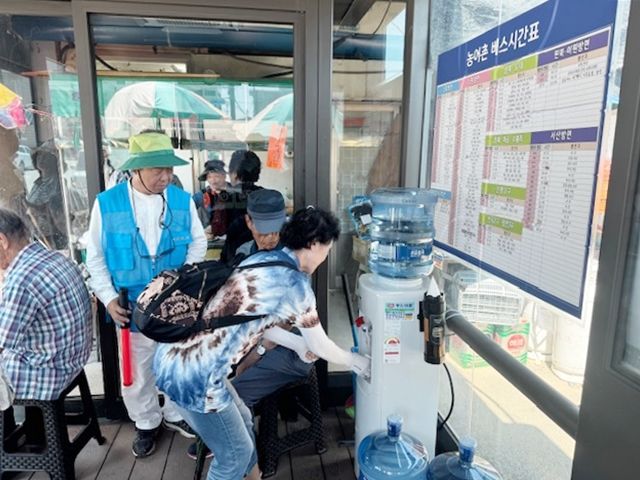 [태안=뉴시스] 한 시민이 지난달 29일 충남 태안군 태안읍 중앙로 버스승강장에 설치된 정수기에서 물을 받고 있다. (사진=태안군 제공). 2025.08.11. photo@newsis.com *재판매 및 DB 금지