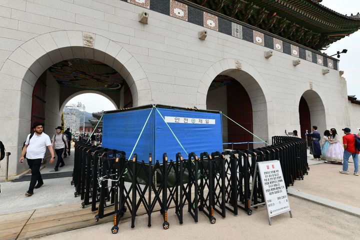 [서울=뉴시스] 11일 낙서로 훼손된 경복궁 광화문 석축 복원 작업 현장 (사진=국가유산청 제공:) 2025.08.11. photo@newsis.com *재판매 및 DB 금지