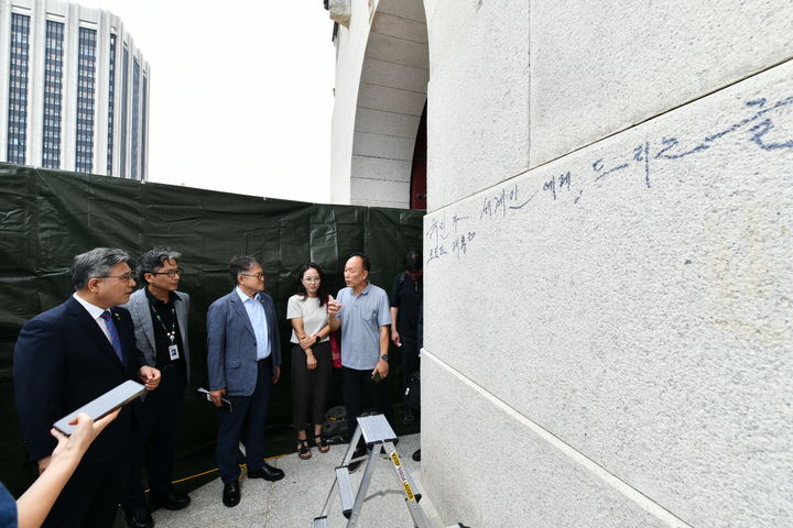 [서울=뉴시스] 11일 낙서로 훼손된 경복궁 광화문 석축 복원 작업 현장을 방문한 허민 국가유산청장(왼쪽에서 첫 번째) (사진=국가유산청 제공:) 2025.08.11. photo@newsis.com *재판매 및 DB 금지