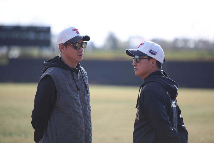 [서울=뉴시스] 프로야구 KIA 타이거즈의 이동걸, 정재훈 코치. (사진 = KIA 타이거즈 제공) *재판매 및 DB 금지