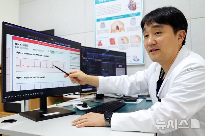 [서울=뉴시스] 맥케이로 환자 상태 설명하는 박준범 이대목동병원 순환기내과 교수. (사진= 이대목동병원 제공)