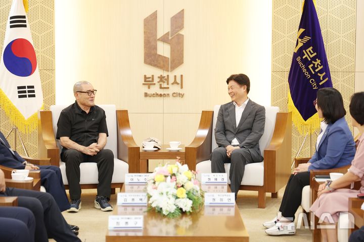 [부천=뉴시스]정일형 기자 = 최진민 귀뚜라미그룹 회장(왼쪽)과 조용익 부천시장이 담소를 나누고 있다. (사진=부천시 제공)