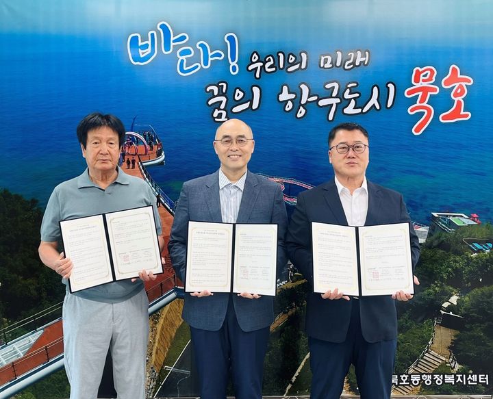 [서울=뉴시스]왼쪽부터 정의철 묵호동 지역사회보장협의체 민간위원장, 안성일 락앤락 CHRO 전무, 이재국 묵호동 지역사회보장협의체 공공위원장.(사진=락앤락 제공) 2025.08.11. photo@newsis.com *재판매 및 DB 금지