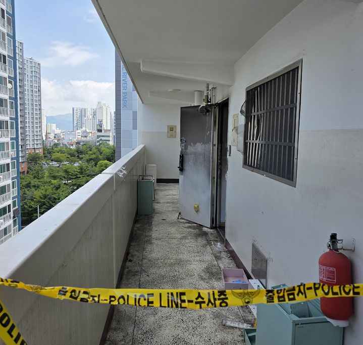 [대구=뉴시스] 일가족 3명이 숨진 대구 동구 신천동 아파트 주변. (사진=대구소방안전본부 제공) 2025.08.11. photo@newsis.com *재판매 및 DB 금지