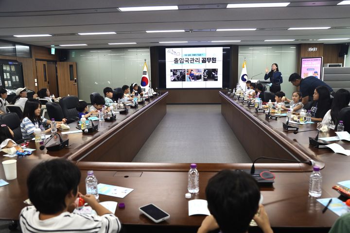 [인천공항=뉴시스] 법무부 인천공항출입국·외국인청(청장 박상욱)은 지난 9일 인천공항 제2여객터미널 정부합동청사 대회의실에서 출입국관리공무원 자녀를 위한 직업 체험 행사를 개최했다고 11일 밝혔다. 2025.08.11. (사진=법무부 인천공항출입국‧외국인청 제공) photo@newsis.com *재판매 및 DB 금지