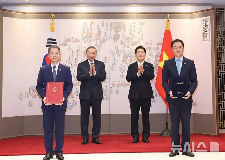 [평택=뉴시스] 정장선 시장(사진 맨 오른쪽)이 용산 대통령식에서 이재명 대통령과 또 럼(To Lam) 베트남 서기장이 참석한 가운데 다낭시 응우옌 반 꽝(Nguyen Van Quang)당서기와 '우호교류합의서 교환식'을 갖은 뒤 기념사진을 찍고 있다. (사진=평택시 제공) 2025.08.11.photo@newsis.com 