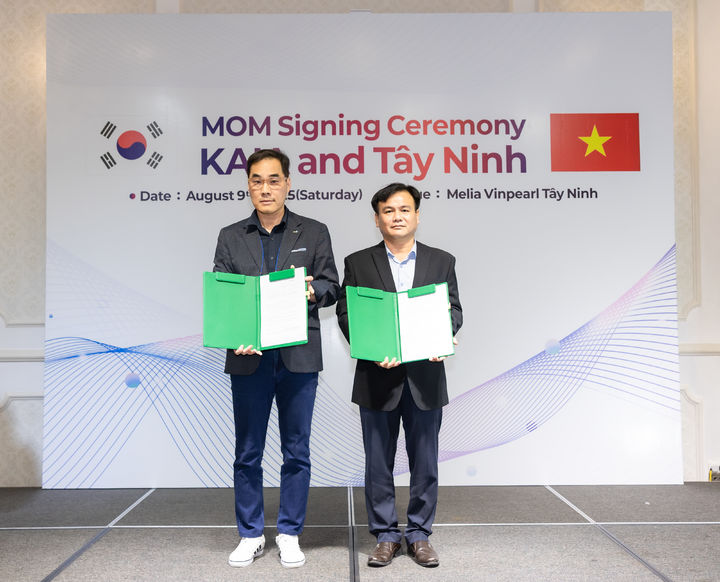 [서울=뉴시스] 국토교통과학기술진흥원(KAIA)은 지난 9일 베트남 떠이닌성(Tay Ninh) 건설부와 실무협의회를 열고 국토교통 과학기술 협력 MOM(합의의사록)에 서명했다고 11일 밝혔다. (사진=KAIA 제공) 2025.08.11. photo@newsis.com&nbsp; *재판매 및 DB 금지