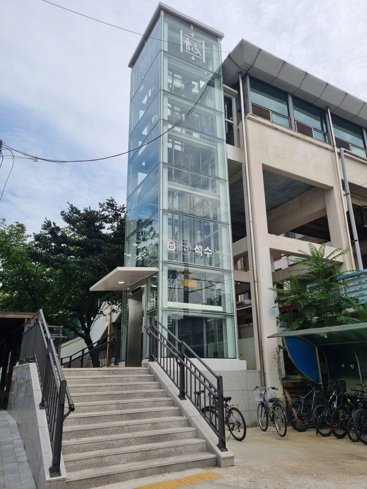 [서울=뉴시스] 금천구, 석수역 보도육교 엘리베이터 교체 완료. 2025.08.11. (사진=금천구 제공) *재판매 및 DB 금지