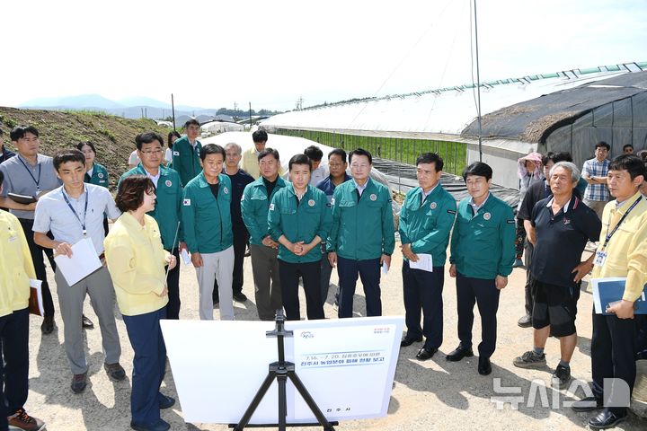 [진주=뉴시스]경남도의회 농해양수위원회 백수명 위원장과 위원들이 11일 지난 7월 중순 집중호우로 침수 피해가 발생한 진주시 집현면 고추 재배 비닐하우스를 찾아 복구 현황 설명들 듣고 있다.(사진=경남도의회 제공) 2025.08.11. photo@newsis.com