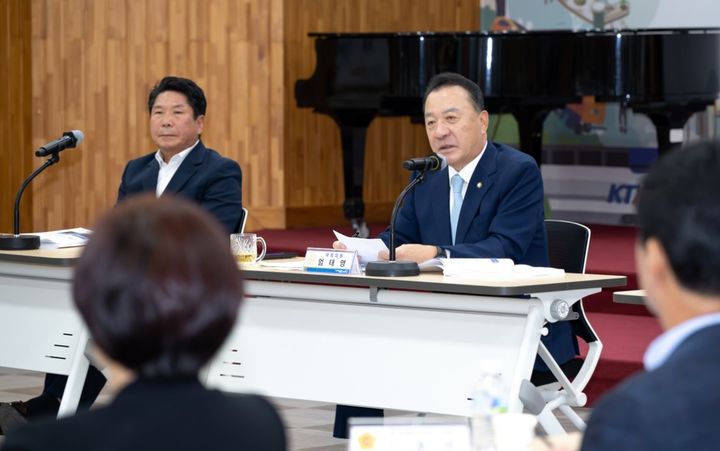 제천시청에서 정책간담회하는 엄태영 국회의원과 김창규(왼쪽) 제천시장.(사진=뉴시스DB) *재판매 및 DB 금지