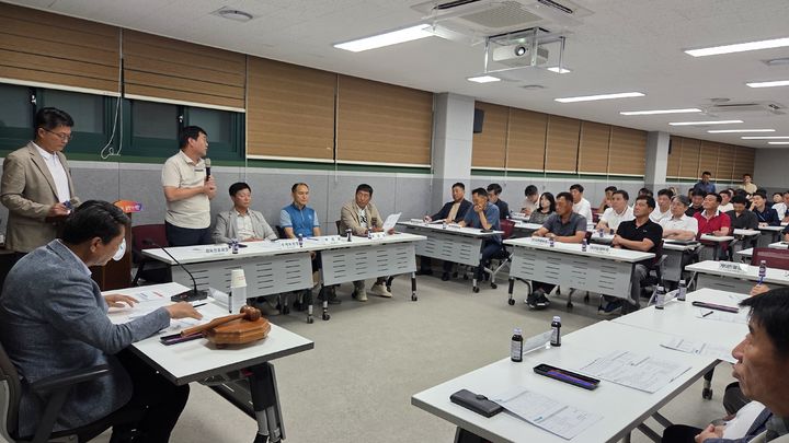 [서산=뉴시스] 충남 서산시 체육회 등 관계자들이 11일 서산종합운동장 회의실에서 시민체육대회 개최 여부에 대한 의견을 모으고 있다. (사진=서산시 제공) 2025.08.11. photo@newsis.com *재판매 및 DB 금지